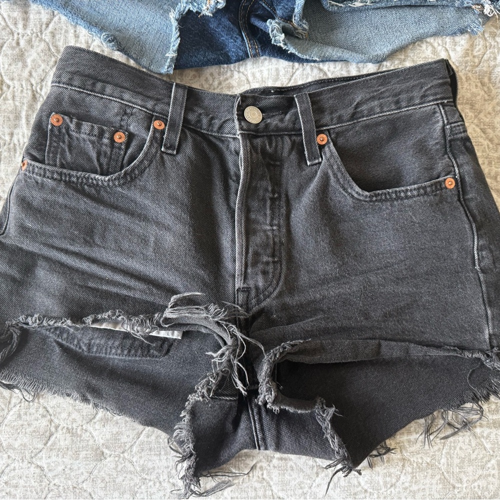Levi’s 501 High-Rise Frayed Black Denim Cutoff Shorts size 25